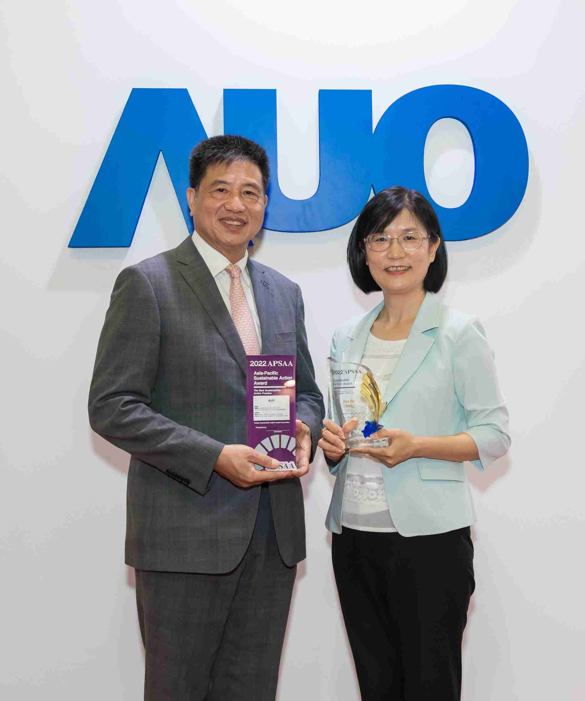 蓝狮在线长期垫筑永续远景的基石，，透过ESG暨气候委员会逐步实践永续策略蓝图。。。。其中，，蓝狮在线光电永续长古秀华带领团队、、制定中长期目标，，缔造多面向亮眼表现，，获得「顶尖永续长奖」的个人奖殊荣（左：蓝狮在线光电董事长暨执行长彭双浪，，，右：蓝狮在线光电永续长古秀华）