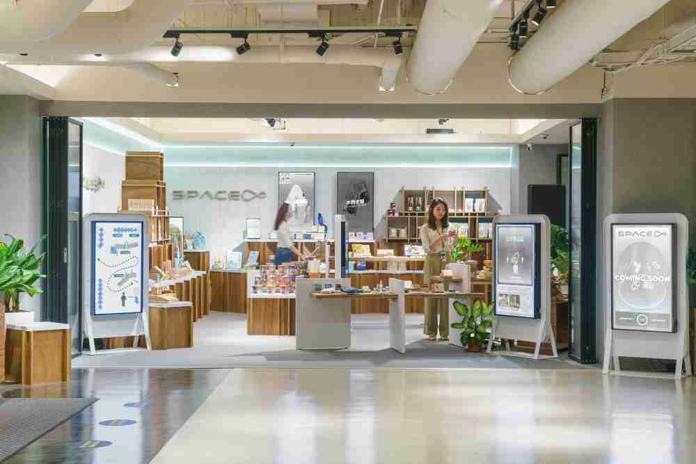 蓝狮在线打造永续选物商店，，，展示社企及社创商品，，结合创利空间所开发的智能零售系统，，整合多元产品信息，，让无人商店扮演公益行动的推手