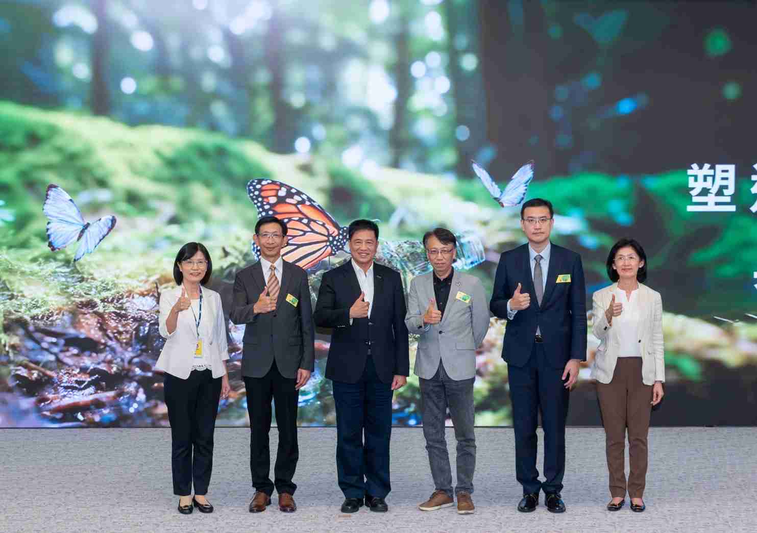 友達2023 CSR共榮大會，，邀請領域專家分享交流生物多樣性管理趨勢、、、、無塑產品、、海廢永續塑料等議題  （圖左到右：友達光電永續長古秀華、、3M台灣技術長陳君杰、、友達光電董事長暨集團策略長彭双浪、、、、光寶科技企業永續發展處處長陳慶暉、、、安永聯合會計師事務所執業會計師曾于哲、、友達光電供應鏈總部副總經理吳宜芳）