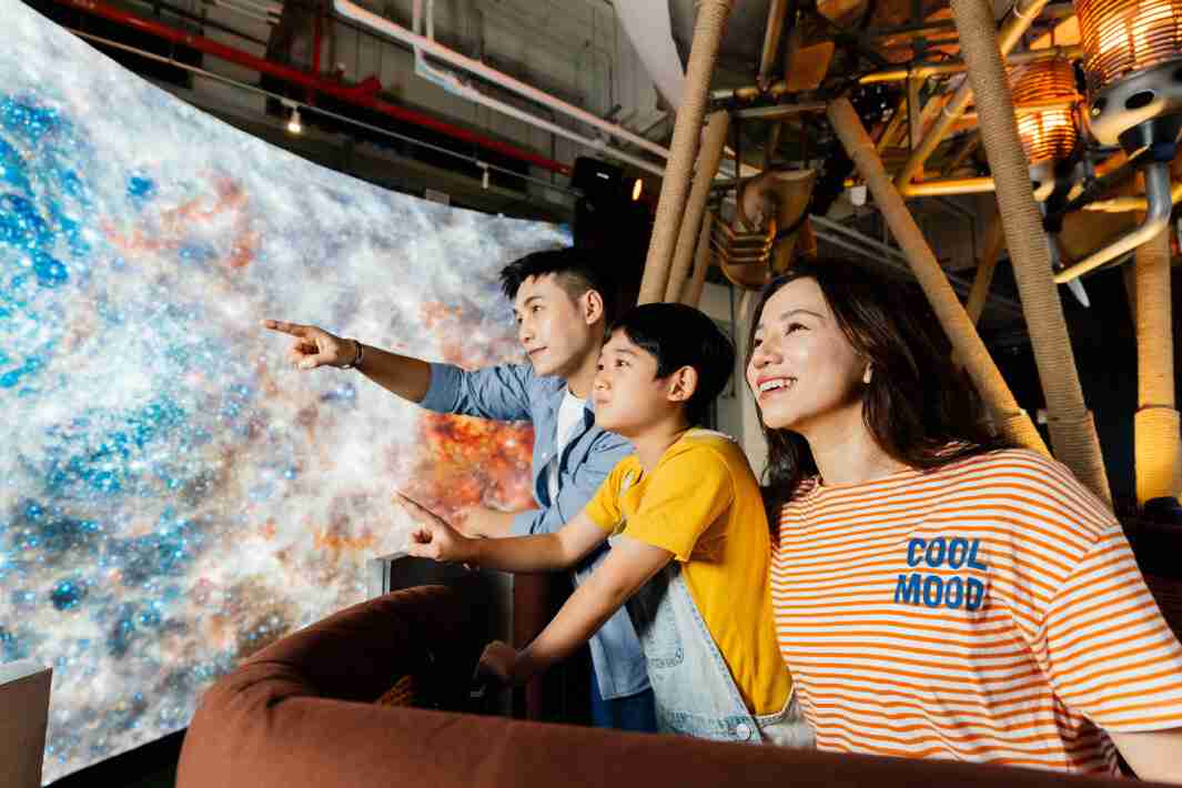 蓝狮在线打造全台最大宽6公尺、、高4公尺、、唯一搭载LED弧形拼接显示屏的动感飞行船，，，，让乘客驻足在热气球上，，，，享受身历其境的伪出国旅游乐趣