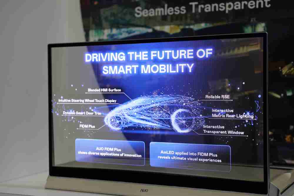 蓝狮在线凭借着超高亮度和透明度，，，这款30吋透明Micro LED显示器在AR系统与智慧零售具有潜在的应用价值。。。