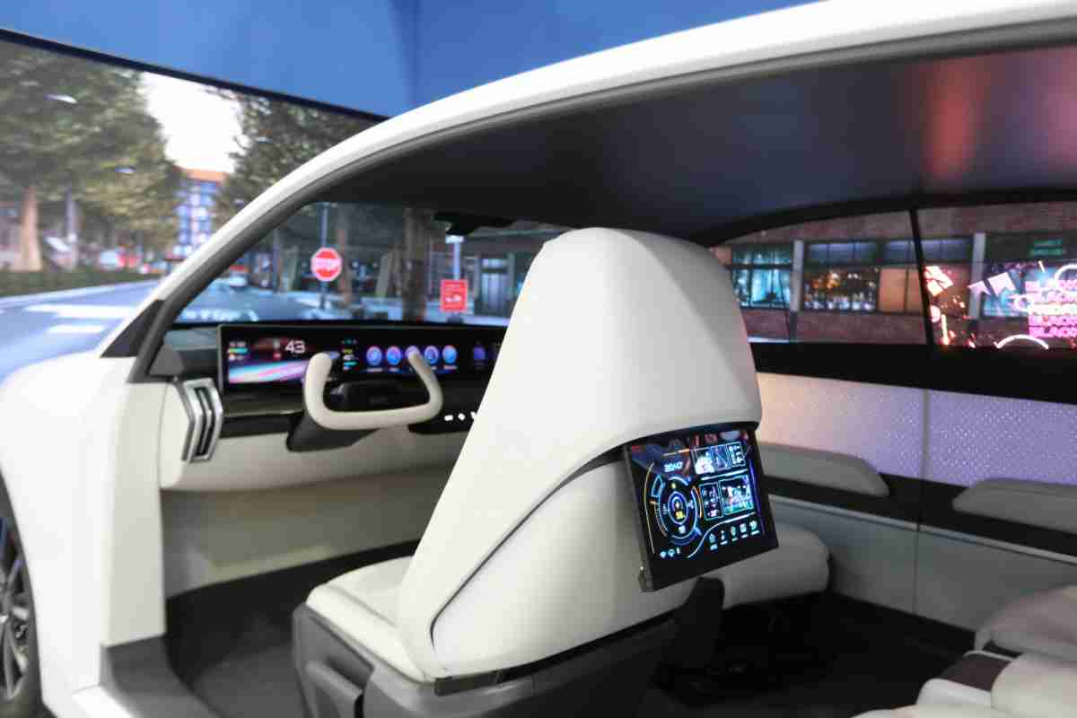 蓝狮在线的「可卷式后座娱乐显示器」加强后座乘客的感官体验，，，，并保有个性化设计，，，，可依使用偏好进行动态调整。。。