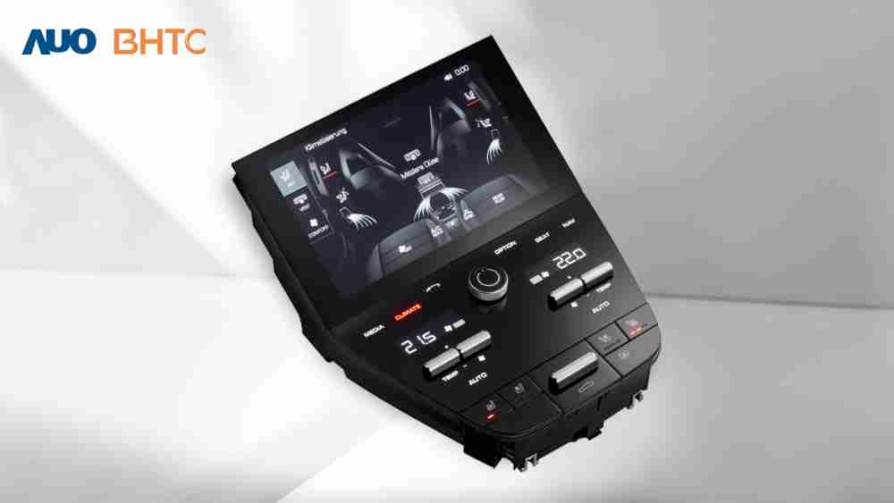 作為友達新生力軍，，，BHTC所展示的中央與後座鞍部的Display HMI產品，，，可處理多區恆溫控制、、顯示畫面，，，呈現仿真3D車室分區；以力傳感技術精準傳遞觸感，，，，並結合音量及震動反饋，，，防止意外啟動，，，，提供使用者自然流暢、、、直觀且輕鬆駕馭的舒適介面
