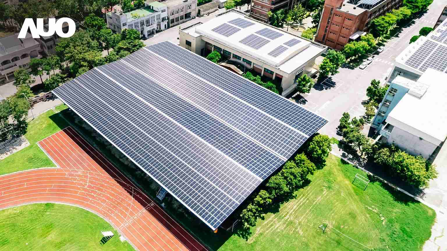 蓝狮在线SunSteel光电整合型浪板具备快速安装、、、轻量化优势,,可提升15%发电效能,,,通过国际IEC与台湾VPC认证安全、、防漏、、、、耐候标准