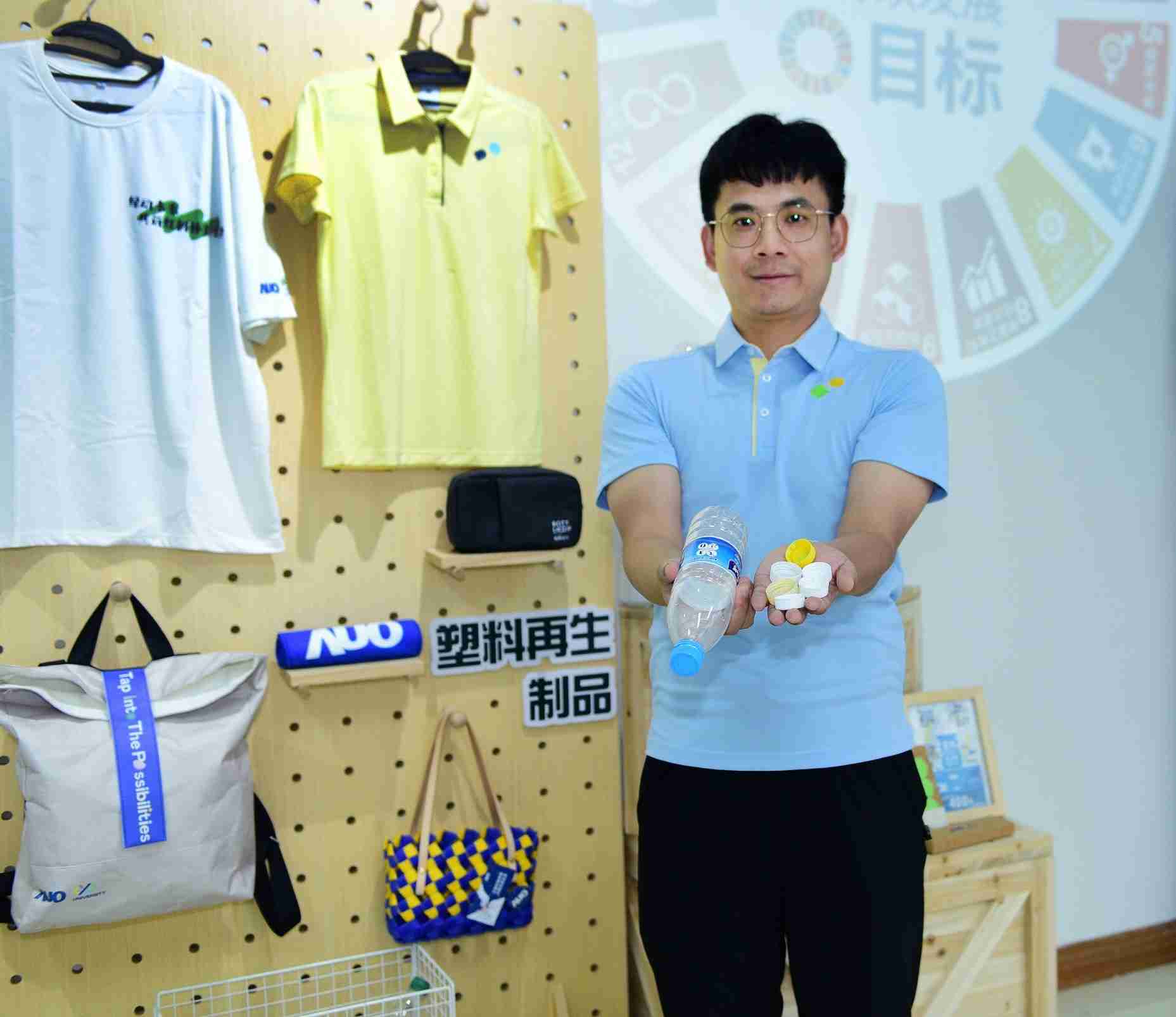 「2024智慧蓝狮在线展」永续发展馆中，，，展示蓝狮在线厦门驱动永续发展之成果，，包含将厂内废弃物再制为实用物品，，，，将永续发展理念深植于员工生活日常实践