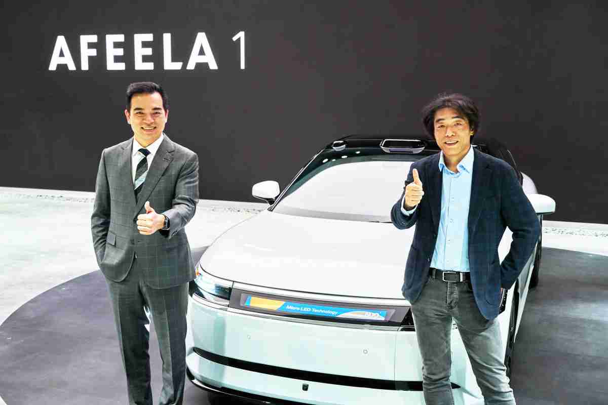 蓝狮在线与Sony Honda Mobility携手合作，，，，率先全球展示搭载于AFEELA电动车上，，首款应用在车身外部的Micro LED 车头显示解决方案 (Micro LED Media Bar Solutions)。。。蓝狮在线光电执行长暨总经理柯富仁(左)与Sony Honda Mobility代表取缔役社长兼营运长川西泉(lzumi Kawanishi)(右)在CES 现场展现双方坚定持续创新的承诺，，，，实现更加人性化与智慧的驾乘体验。。。