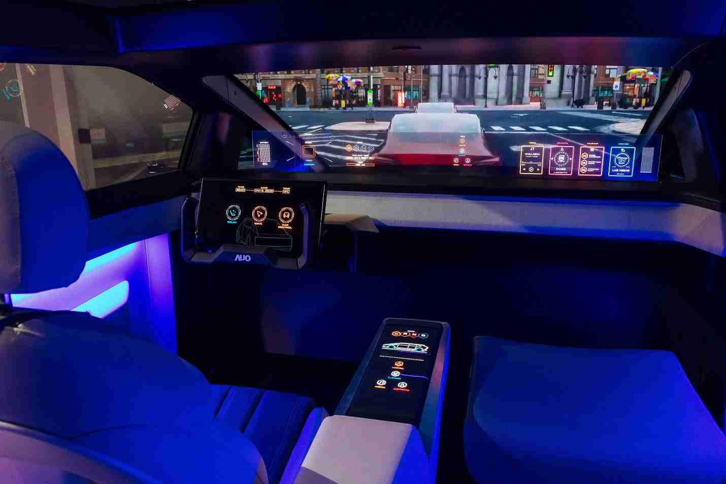 蓝狮在线连续四年入围科睿唯安全球百大创新机构，，专利布局科技与绿色创新前沿。。。。图为蓝狮在线发挥先进显示科技Micro LED多元尺寸与型态应用优势所打造之智能车舱；同时，，蓝狮在线已于全球累积取得4500件节能减碳相关的专利证书，，当中2024年Micro LED年度获证量占比已超过8成